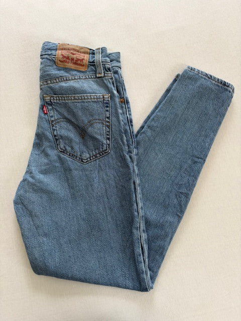 Levi High Waisted Mom Jeans - Size W24L29 Blue